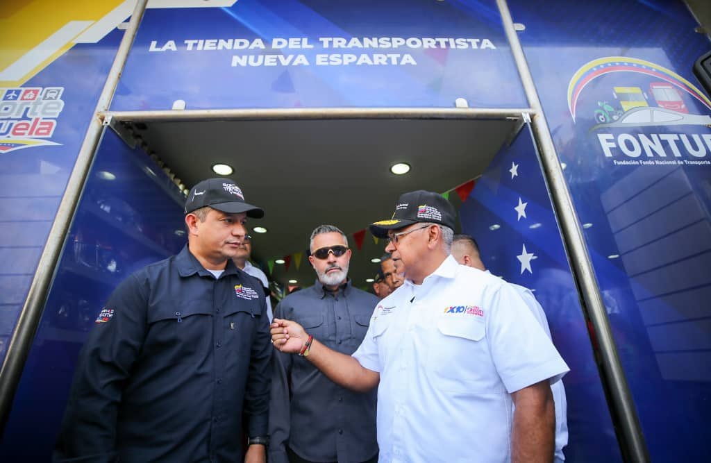 El ministro Ramón Velásquez junto al vicepresidente Néstor Reverol impulsan la apertura de la tienda del transportista número 11 en el territorio nacional