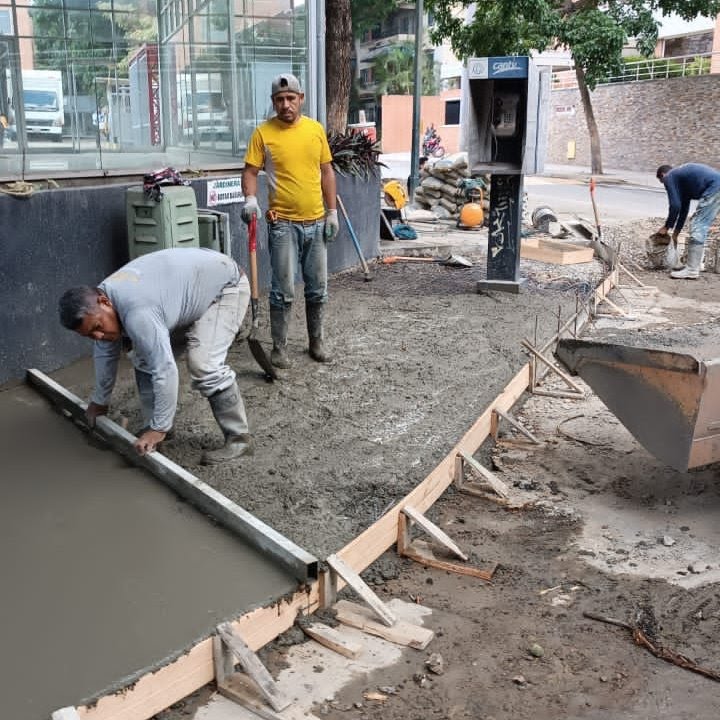 Alcaldía de Chacao realizó reconstrucción de aceras en la calle Carabobo