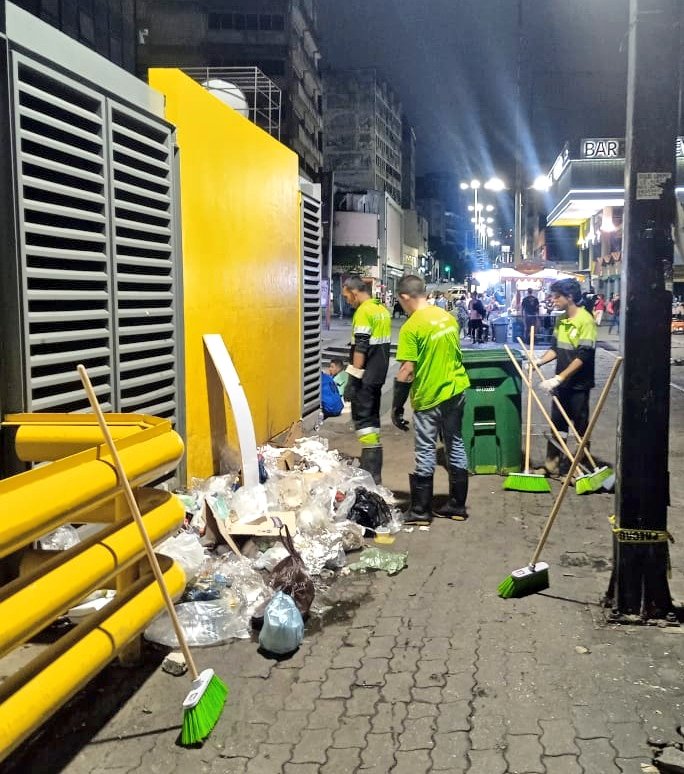 ¡ Jornada exitosa ! Alcaldía de Chacao realizó baldeo y limpieza en la plaza Luis Brión de Chacaíto y triángulo de Santa Lucia de El Bosque