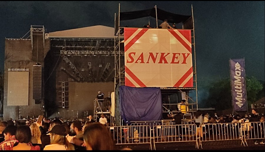 Asistentes al concierto de Melendi en Valencia se quejaron porque pusieron una torre de publicidad que impidió visualizar la tarima completa