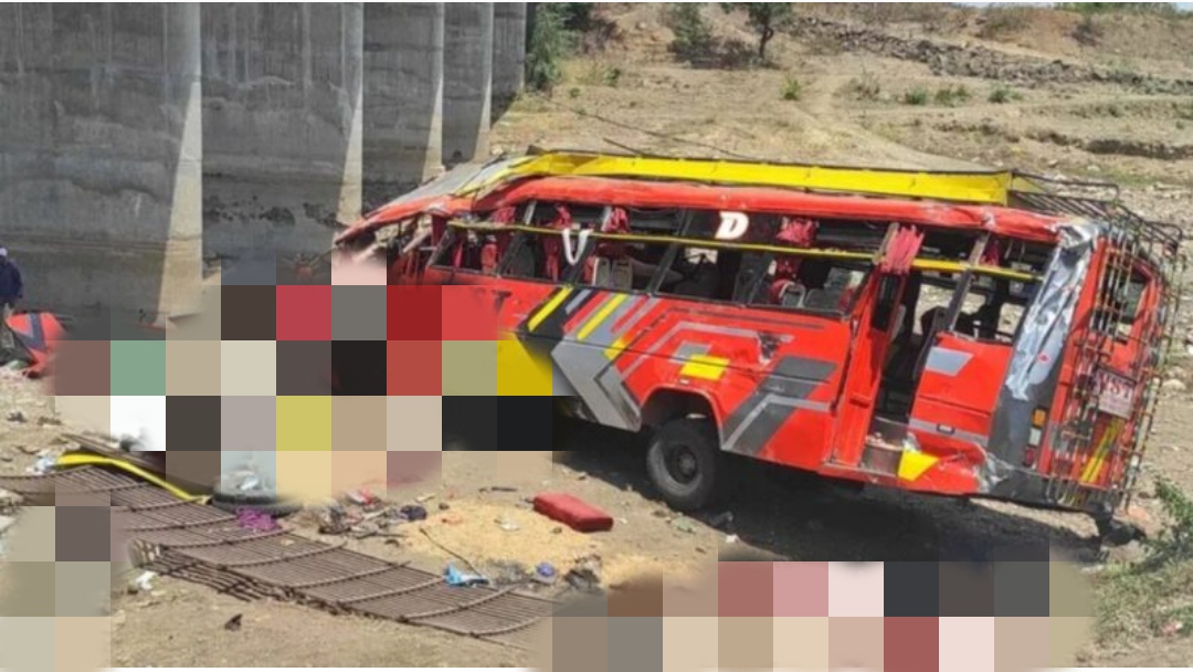 Se elevan a 22 los muertos tras caer un autobús desde un puente en el centro de la India