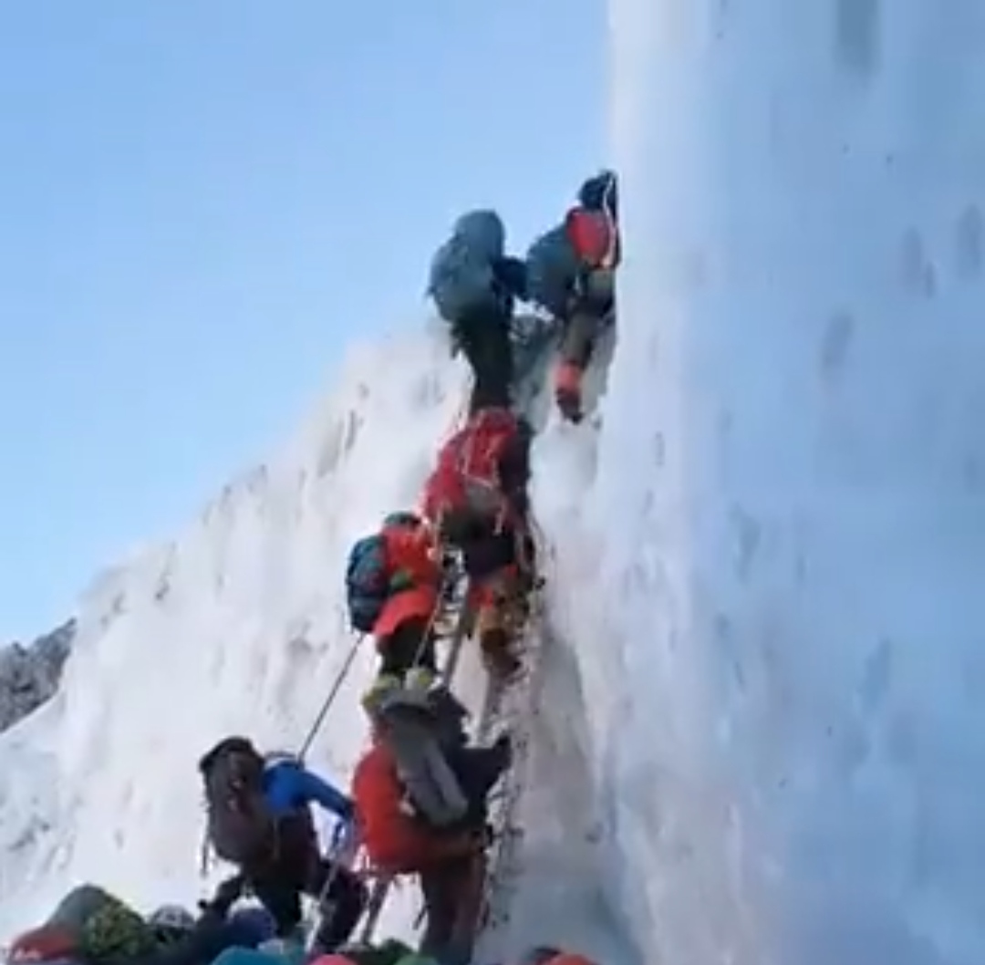 ¡Tragedia en el Everest! 9 escaladores muertos y varios desaparecidos