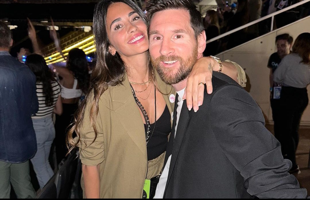 ¡Noche mágica! Leo Messi y su esposa asistieron al concierto de Coldplay