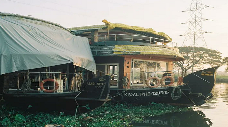 Fallecieron 21 personas tras hundirse una casa flotante en India