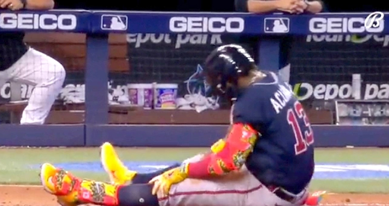 Acuña recibió fuerte pelotazo en la pierna y vuelve a salir lesionado de un partido