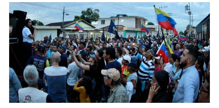 Delsa Solórzano encabezó un casa por casa en Maracaibo