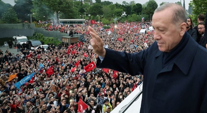 Erdogan se dirigió a una multitud de simpatizantes, en los que proclamó su victoria, con más del 98% de los votos escrutados