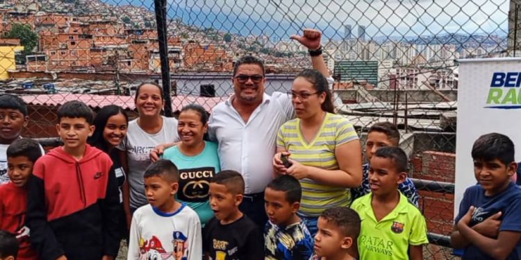 Benjamín Rausseo recorrió algunos sectores de Caracas para impulsar la recolección de firmas que respaldan su candidatura