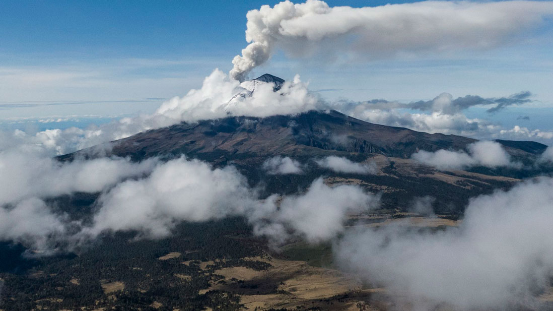Suspendieron clases presenciales y advirtieron suspensión de vuelos en México por la actividad del volcán Popocatépetl