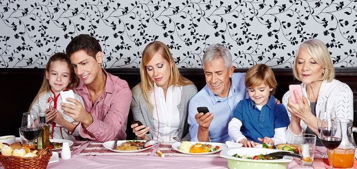 Comer y mirar el celular, ¿puede ser una adicción?