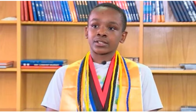 Niño prodigio estadounidense hizo historia al conseguir un título universitario a los 13 años