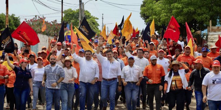 El candidato de Voluntad, Freddy Superlano, encabezó este sábado una caminata por la ciudad de Maracaibo