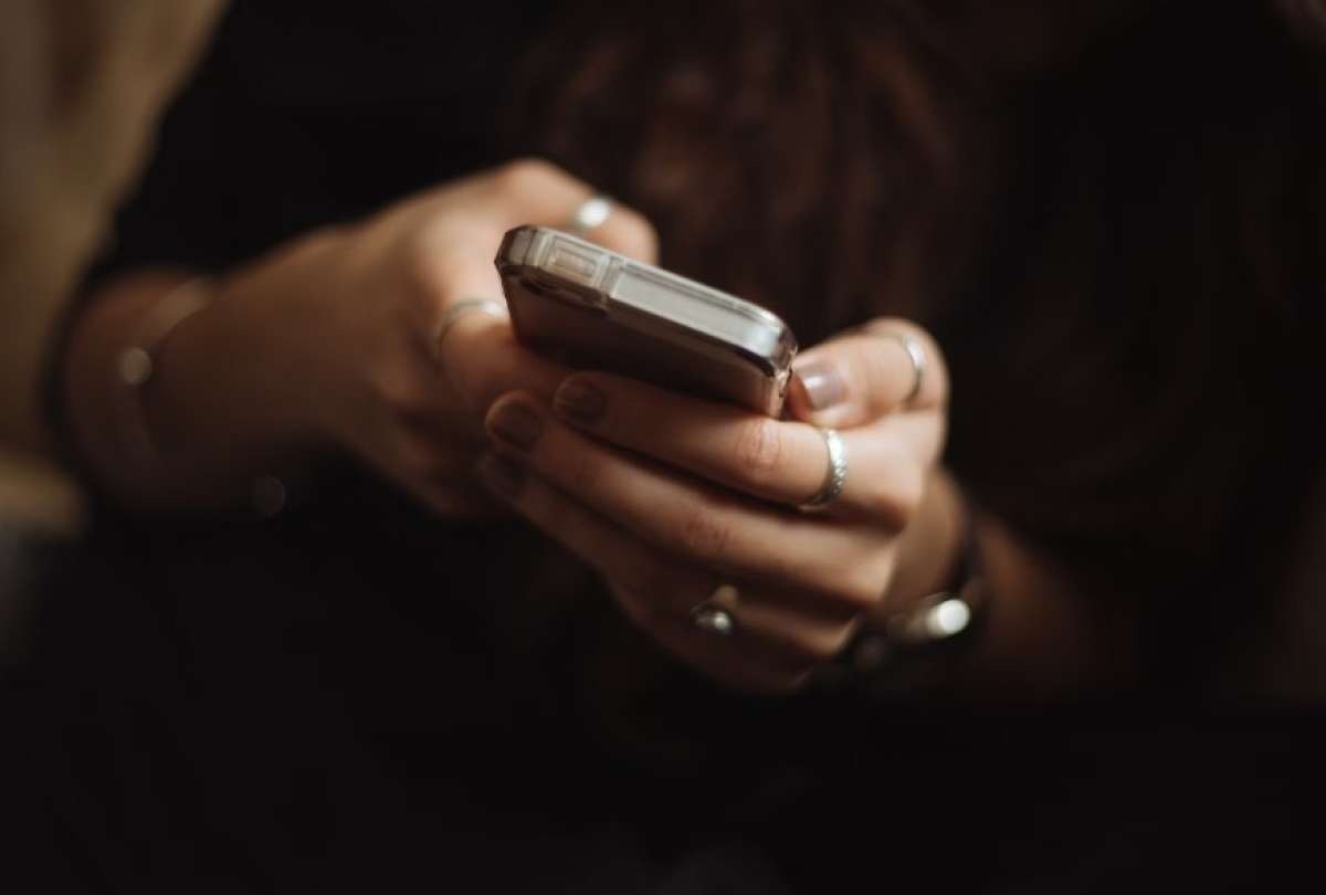 Mujer gana 400 dólares al día por hablar con hombres