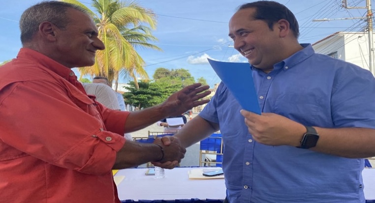 Entregan licencias de actividades económicas en Las Tejerías