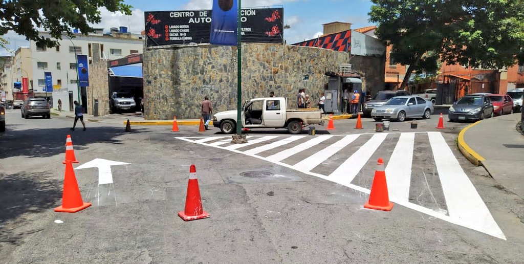 Equipo de Movilidad Chacao realizó demarcación vial en la calle Ávila con Miranda