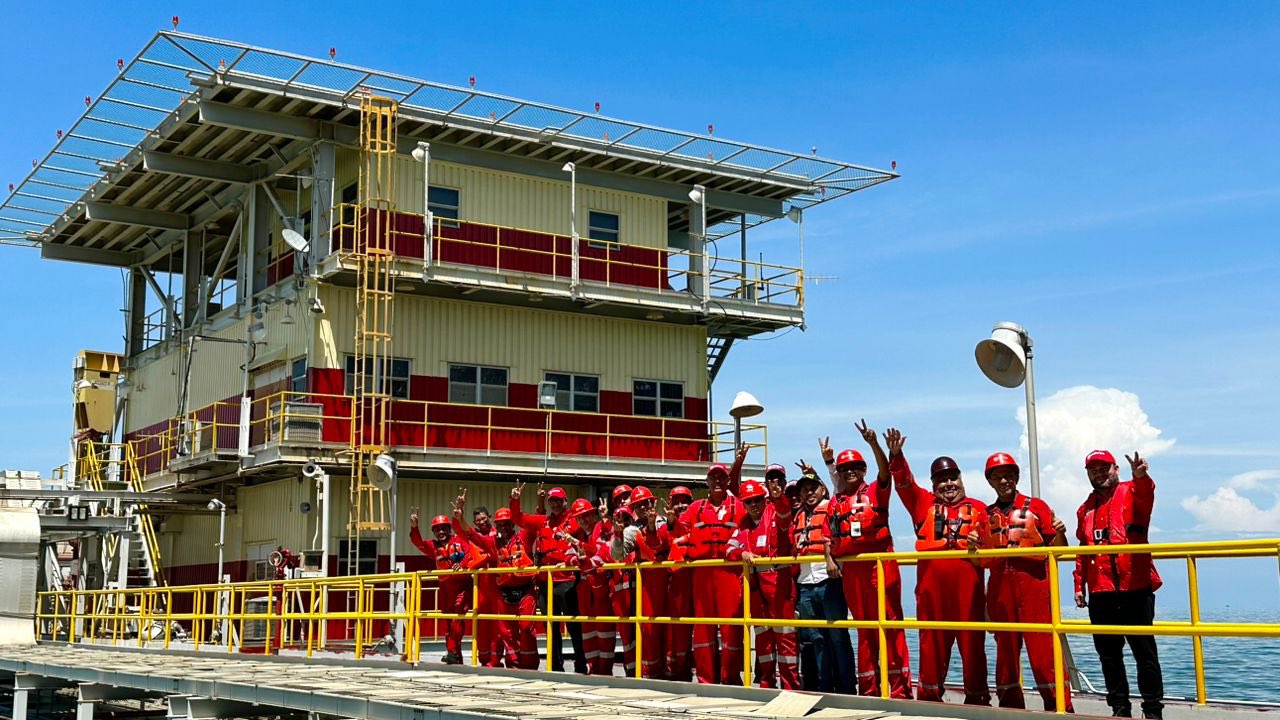 Ministro Tellechea junto a trabajadores de occidente arrancan Planta Compresora Lama 3C