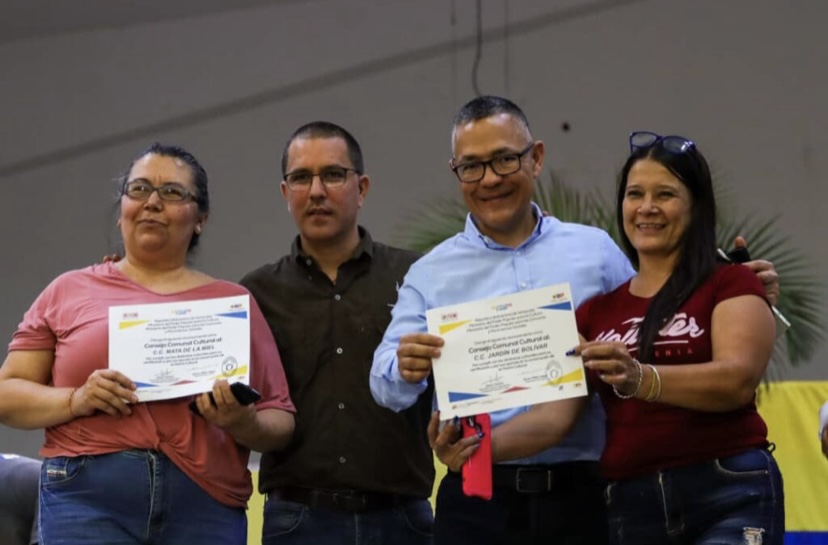 Entregan certificados a consejos comunales culturales de la parroquia La Vega en Caracas