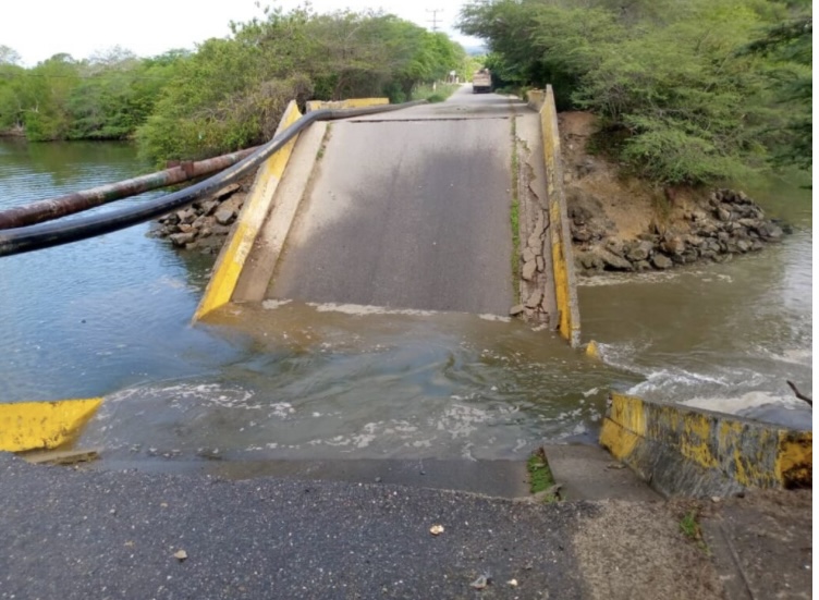 Colapsó puente en Carenero que comunica a Higuerote con Chirimena