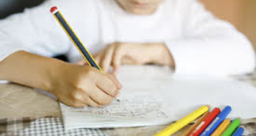 Escritura a mano: los beneficios de esta práctica en el desarrollo de los menores