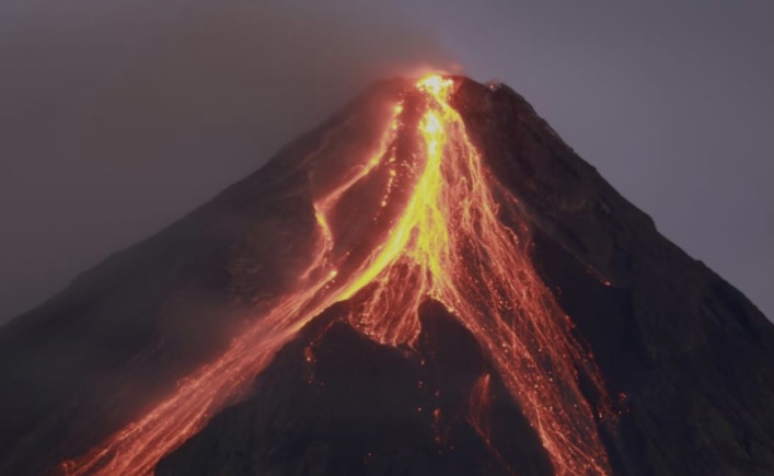 Amenaza de volcán Mayón obliga a evacuar a más de 20 mil personas en Filipinas