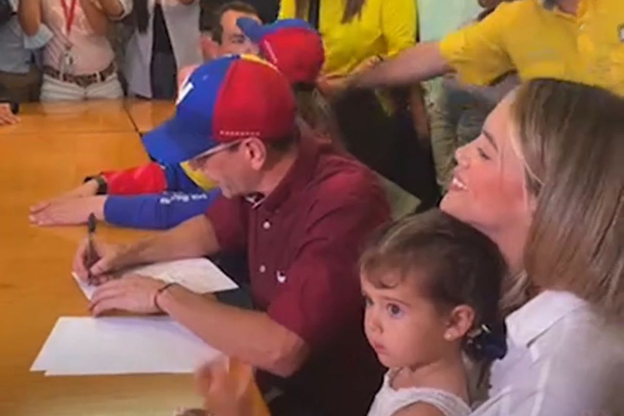 Henrique Capriles se inscribe a las primarias acompañado de su esposa, hijas y militantes del partido Primero Justicia