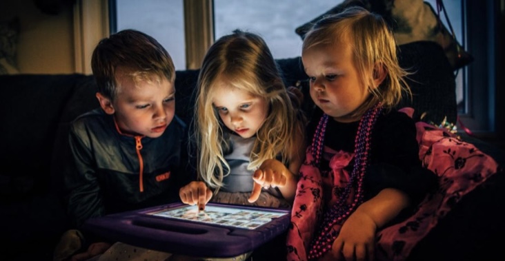 Neuropsicóloga pediatra asegura que “estamos dejando que las pantallas eduquen a nuestros hijos en todo”