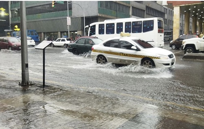 Reportaron fuerte aguacero en Caracas: Algunas zonas sin energía eléctrica