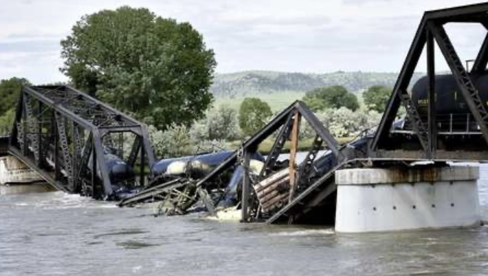 Alerta tóxica tras la caída de un tren a un río en EE.UU. (VIDEO)
