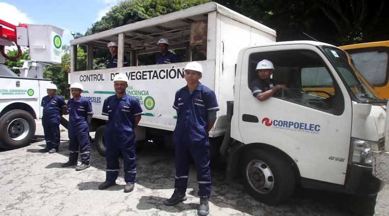 Efectúan control de vegetación para evitar afectaciones en servicio eléctrico del país