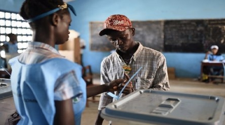 Sierra Leona realiza elecciones para elegir a su nuevo presidente