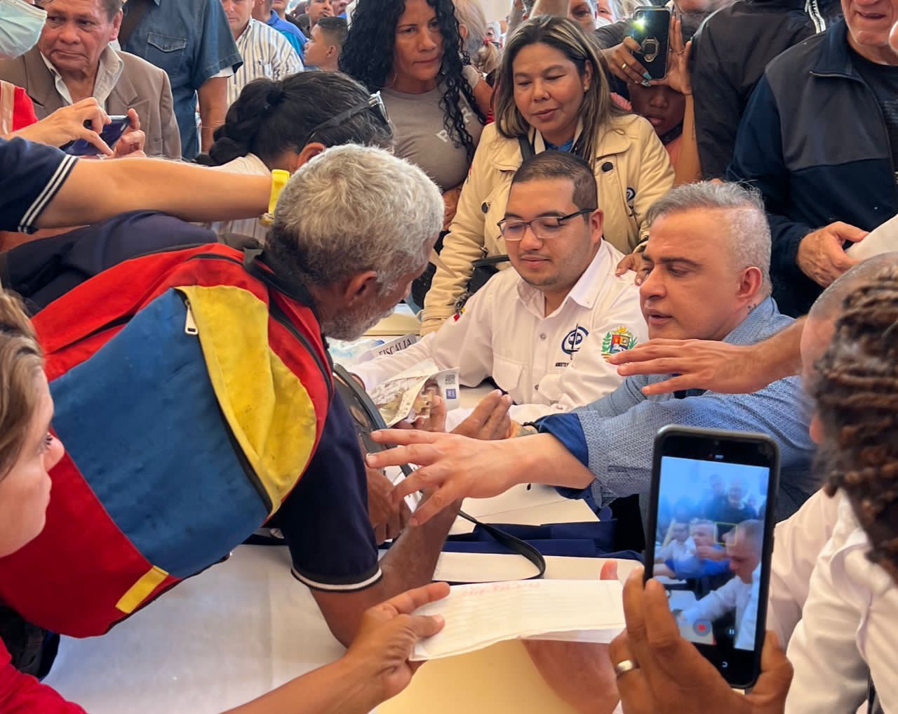 Tarek William Saab atendió junto a 30 fiscales denuncias en la Plaza Bolívar de Barcelona