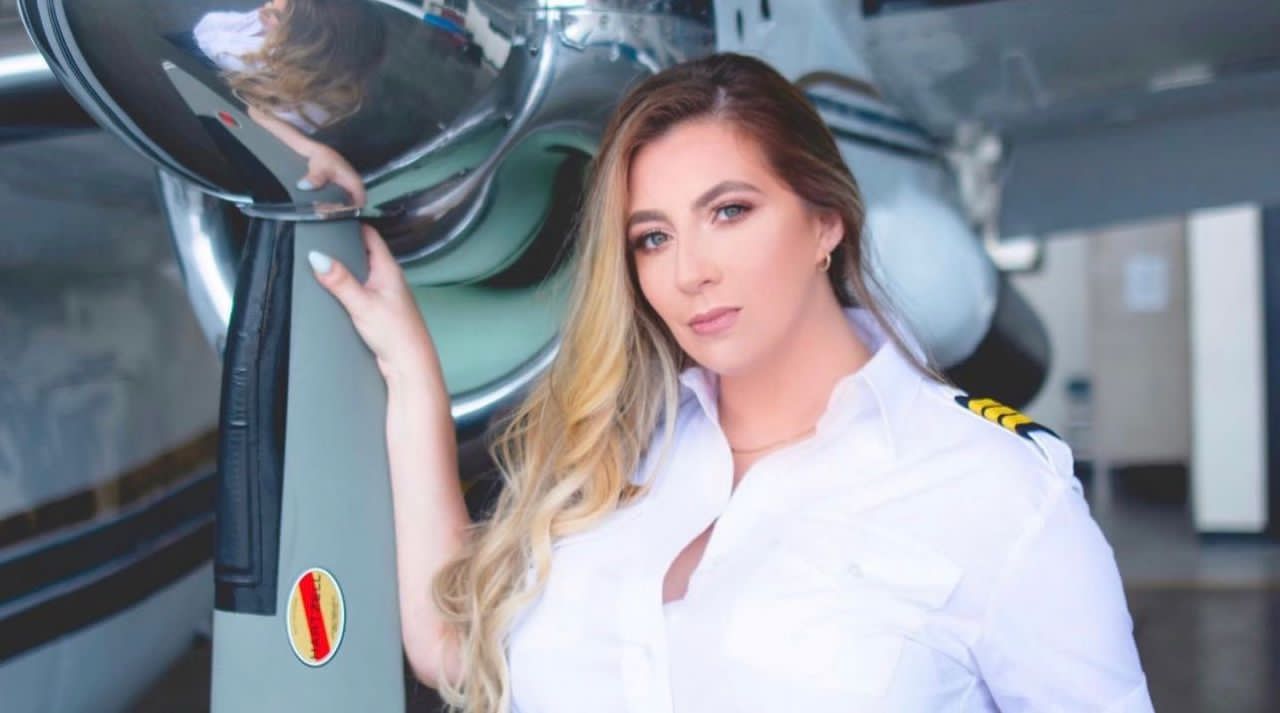 ¡Piloto venezolana! Carla Blanco ha causado furor en las redes sociales con su trabajo “piloteando y posando” (+ Fotos)