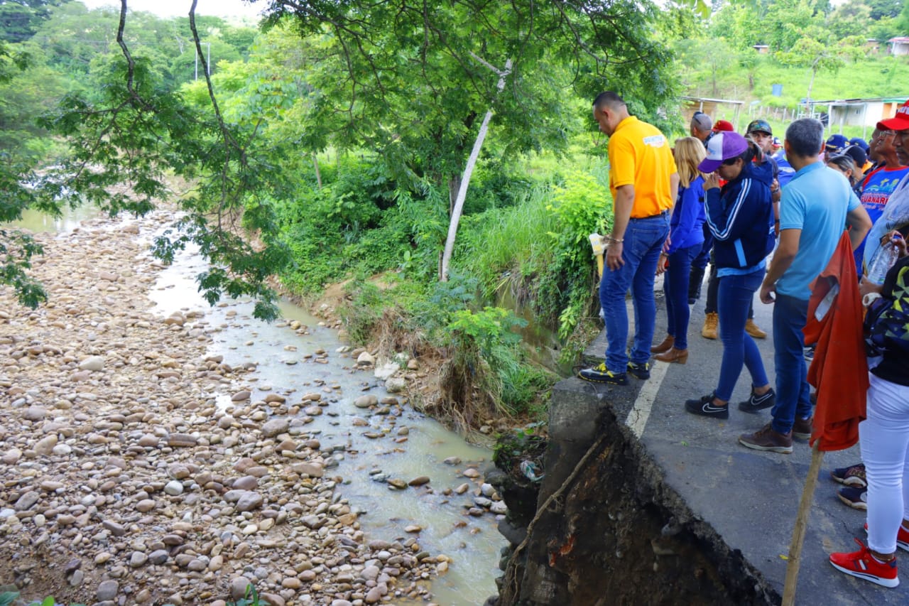 Primitivo Cedeño y Óscar Novoa inspeccionan puentes afectados por las fuertes lluvias en Guanare