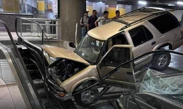 ¡Accidente en Sambil Caracas! Una camioneta presuntamente aceleró y se estrelló contra las escaleras mecánicas