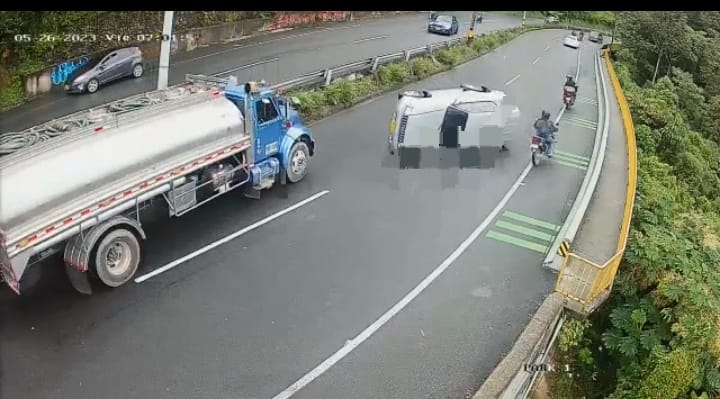 ¡Impresionante accidente en Medellín! Un vehículo se volcó sin dejar personas heridas de gravedad (+ Video)