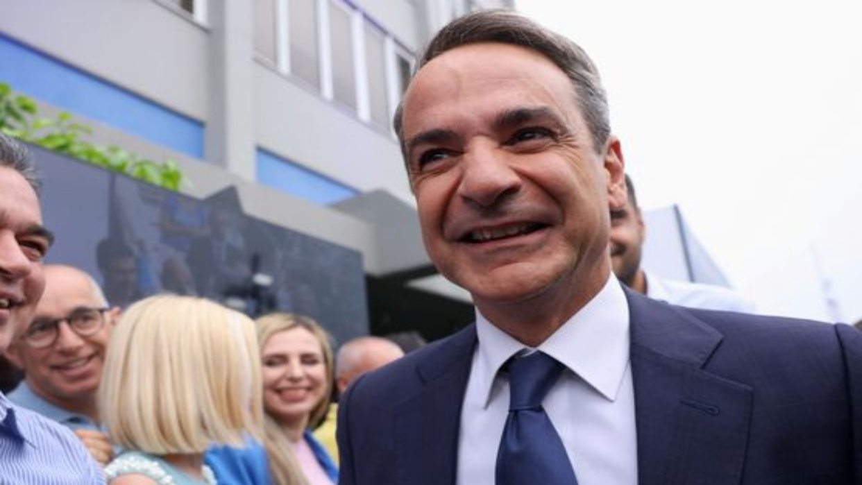 El conservador Mitsotakis alcanza la mayoría absoluta en Grecia, según primeras encuestas