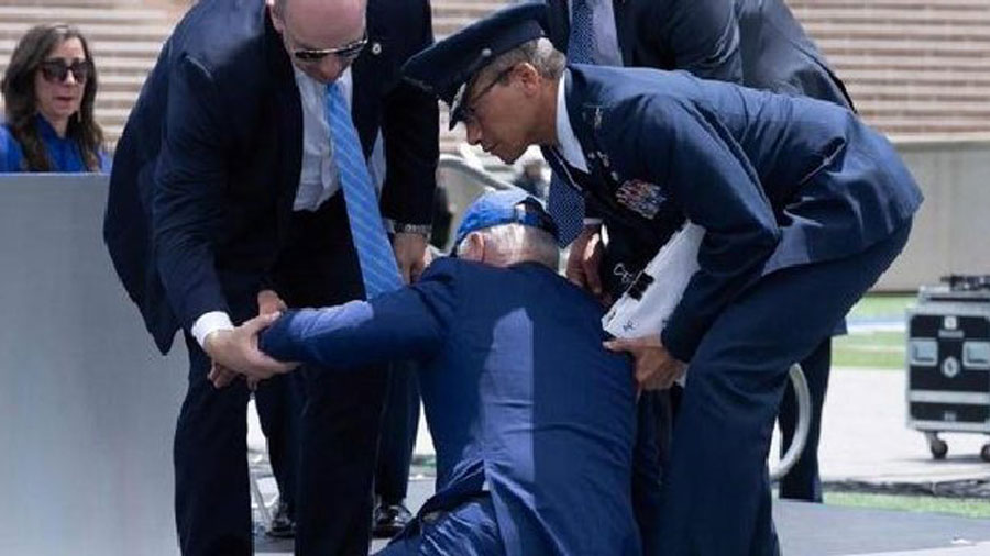 Joe Biden se cayó durante una ceremonia en una academia militar