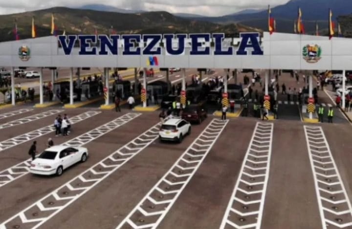 Taxis y autobuses venezolanos no están autorizados para cruzar por la frontera hacia Colombia