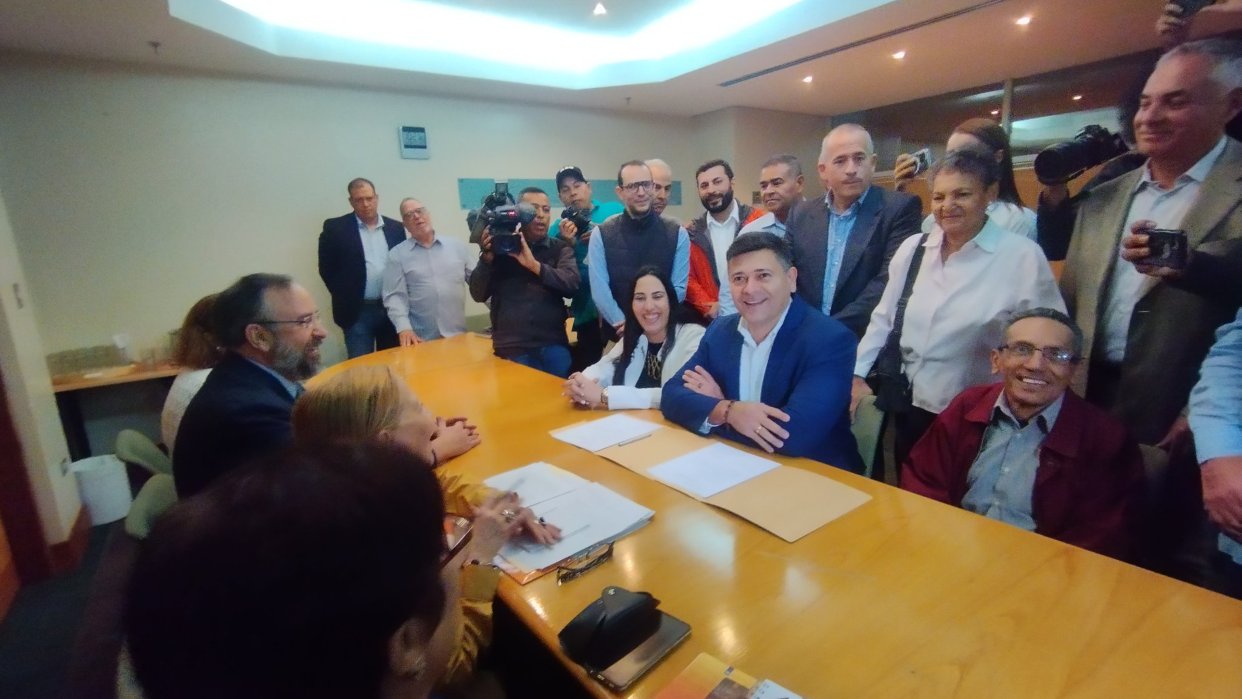 Freddy Superlano formalizó su inscripción a las primarias