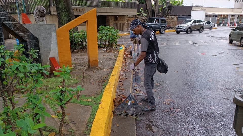 Equipo de Obras Públicas de Chacao realizó limpieza de las plazas Bélgica y Altamira