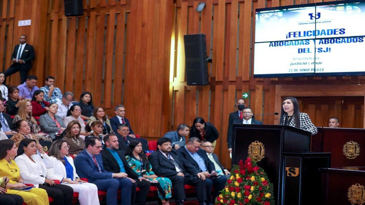 Presidenta del TSJ honró a los abogados del alto juzgado