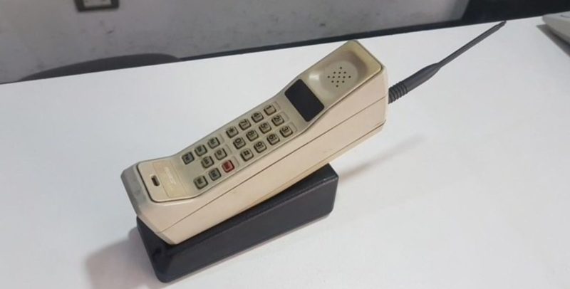 El primer celular del mundo cumple 40 años, ¿pero no creerás cuánto costo?