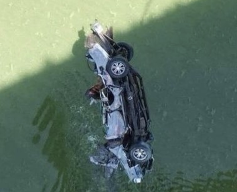 Logran sacar el carro del Lago de Maracaibo (+ Video)