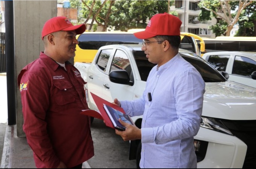 Ministro del Petróleo hizo entrega de vehículos a direcciones regionales