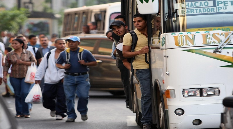 Entregan permisología a líneas de transporte público en Caracas