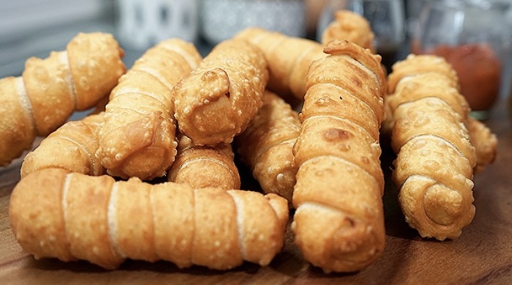 Español hace tequeños con masa para fajitas