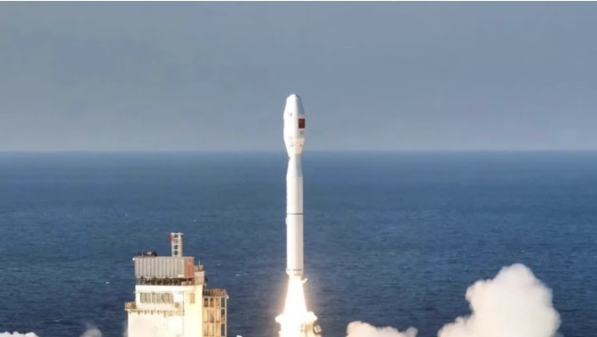 China lanza con éxito el primer cohete con metano y oxígeno como combustible