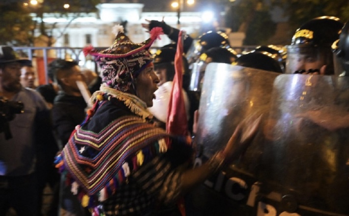Policía reprime a manifestantes en una nueva marcha contra el Gobierno en Lima