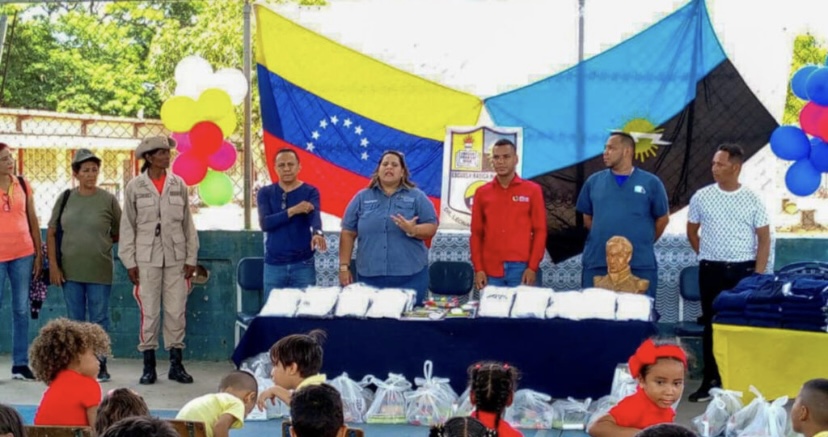 Entregan uniformes y kits escolares a 400 muchachos en Maracaibo