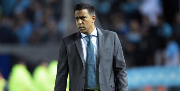 César Farías debuta con victoria en Colombia e impone récord